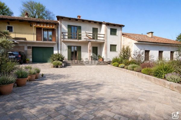 casa semindipendente in vendita a Santa Vittoria d'Alba