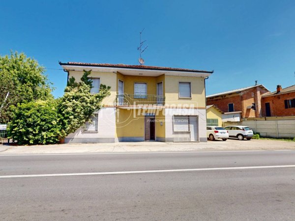 casa indipendente in vendita a Santa Vittoria d'Alba in zona Cinzano