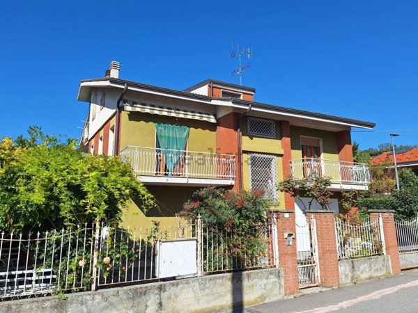 casa indipendente in vendita a Santa Vittoria d'Alba in zona Cinzano