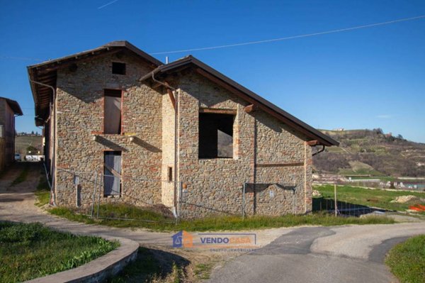 casa indipendente in vendita a Santo Stefano Belbo