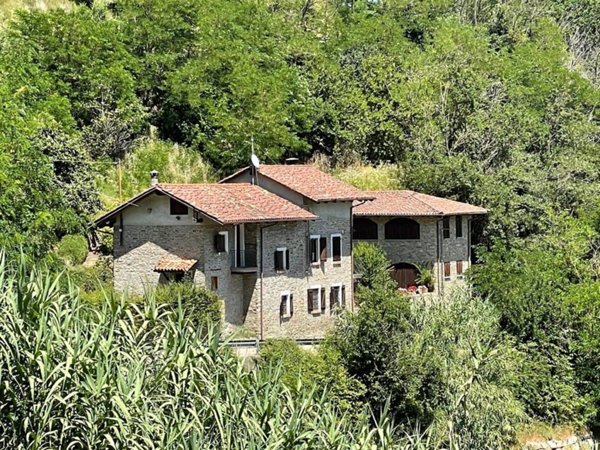 casa indipendente in vendita a Santo Stefano Belbo in zona Camo