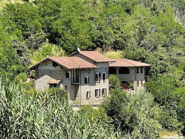 casa indipendente in vendita a Santo Stefano Belbo in zona Camo