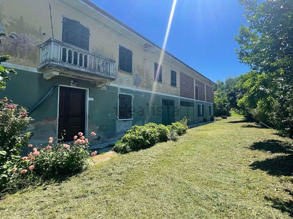 esavano in vendita a Santo Stefano Belbo