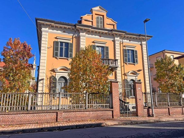 casa indipendente in vendita a Santo Stefano Belbo