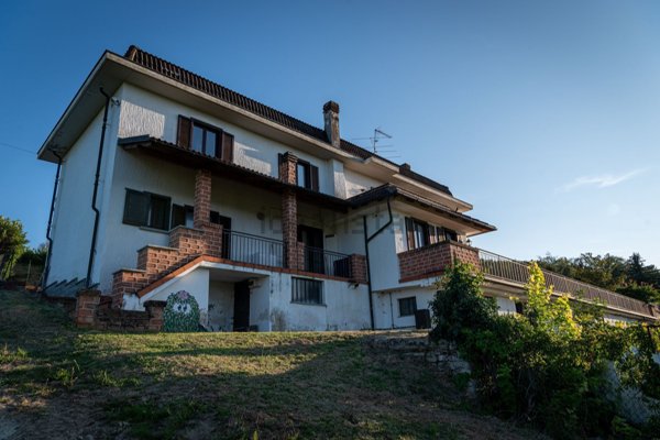 casa indipendente in vendita a Santo Stefano Belbo in zona Camo