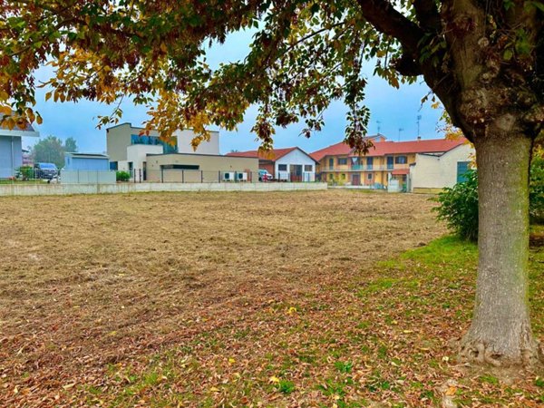 negozio in vendita a Savigliano in zona Suniglia