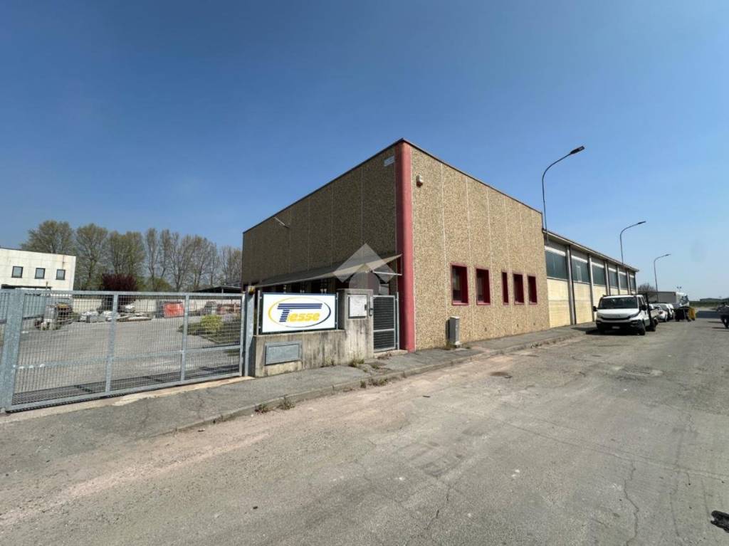 locale commerciale in vendita a Savigliano