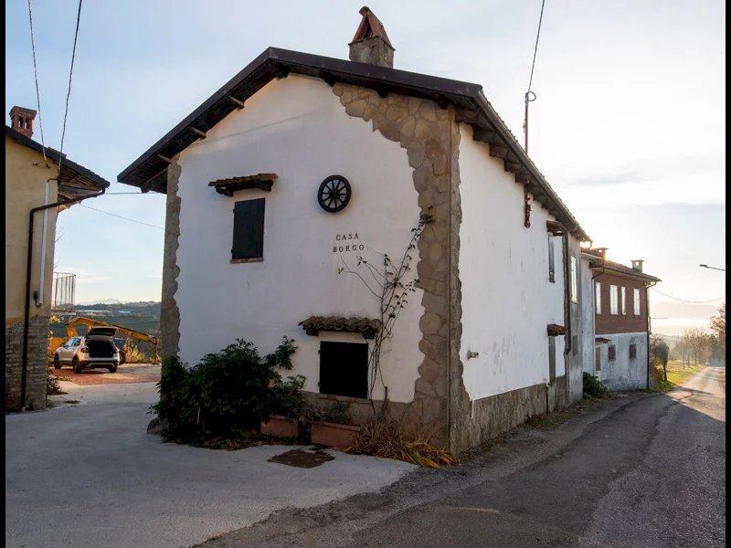 casa indipendente in vendita a Serravalle Langhe