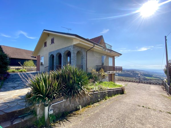 casa indipendente in vendita a Serravalle Langhe in zona Villa