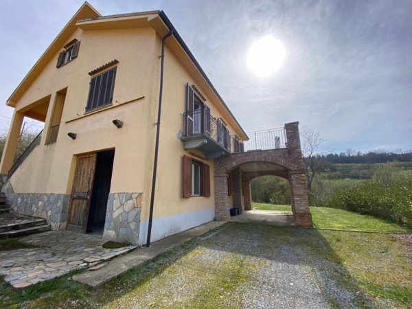 casa indipendente in vendita a Serravalle Langhe in zona Villa