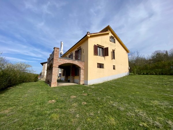 casa indipendente in vendita a Serravalle Langhe in zona Villa