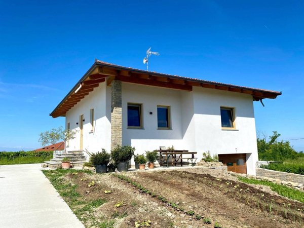 casa indipendente in vendita a Serravalle Langhe in zona Villa