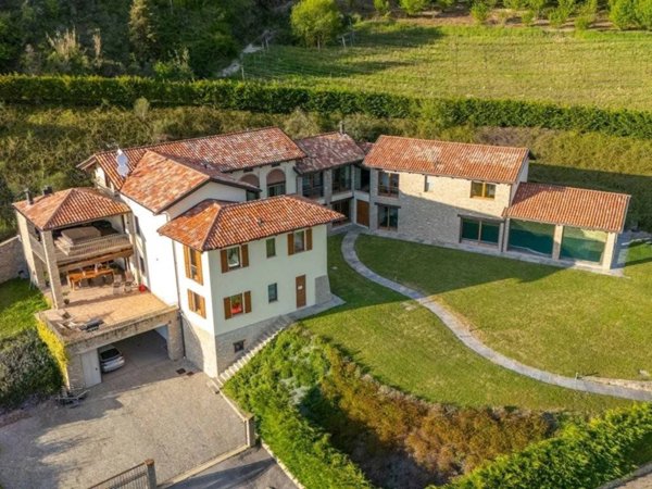 casa indipendente in vendita a Serravalle Langhe