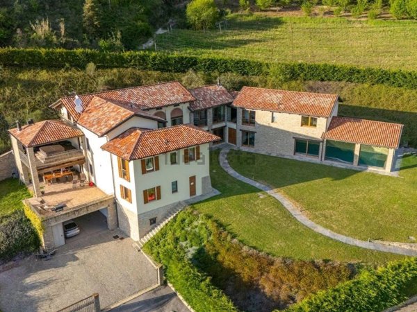 casale in vendita a Serravalle Langhe