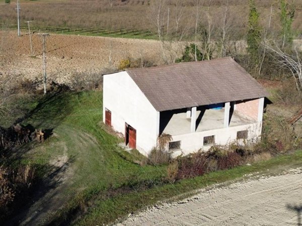 locale commerciale in vendita a Serravalle Langhe