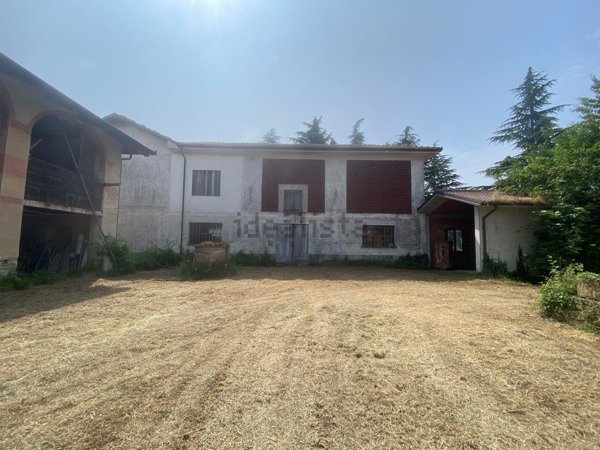 casa indipendente in vendita a Serravalle Langhe in zona Villa