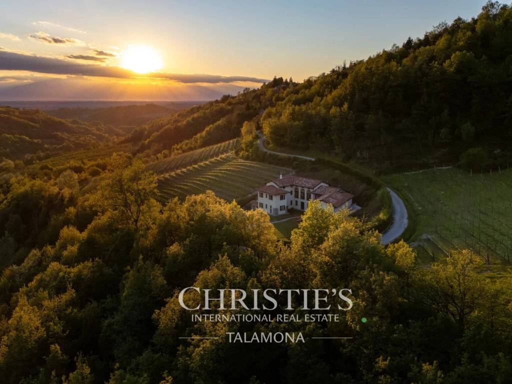 casa indipendente in vendita a Serravalle Langhe in zona Villa