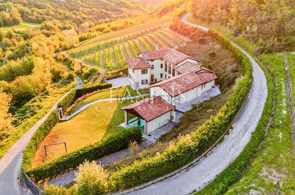casa indipendente in vendita a Serravalle Langhe in zona Villa
