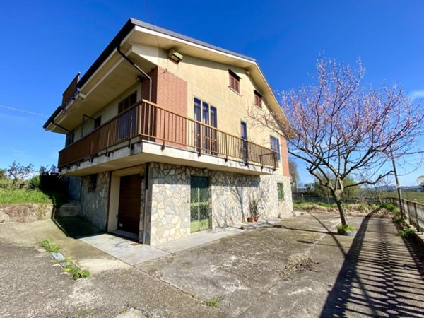 casa indipendente in vendita a Serravalle Langhe