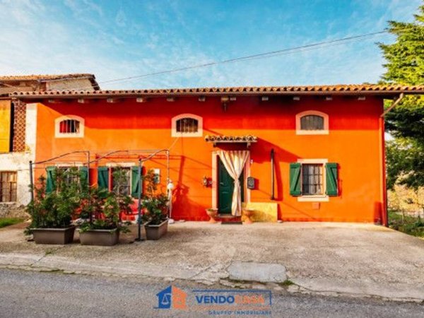 casa indipendente in vendita a Serravalle Langhe in zona Villa