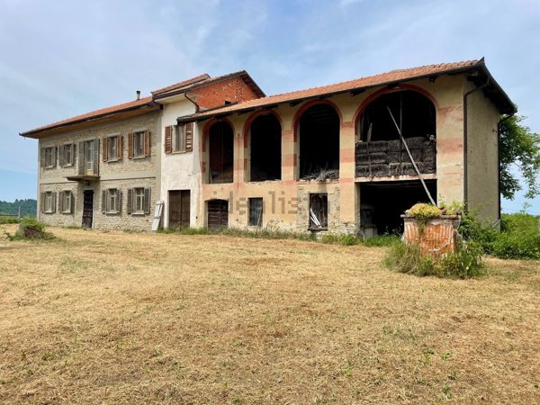 casale in vendita a Serravalle Langhe in zona Villa
