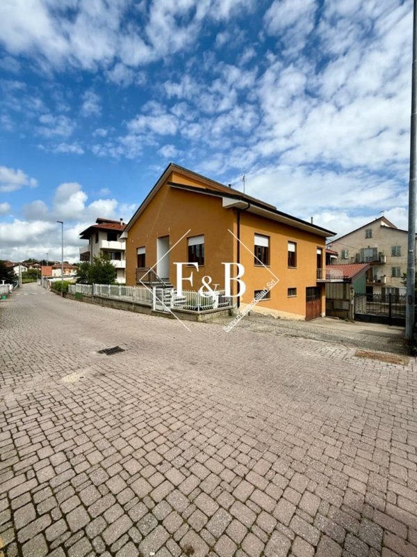 casa indipendente in vendita a Sommariva Perno in zona Villa