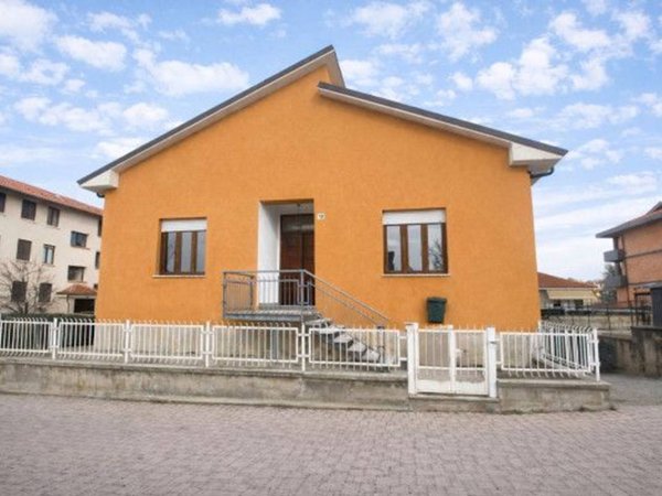 casa indipendente in vendita a Sommariva Perno in zona Villa