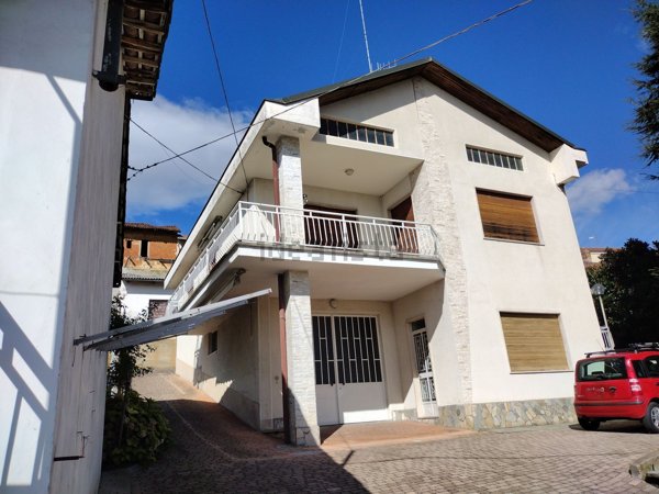 esavano in vendita a Sommariva Perno