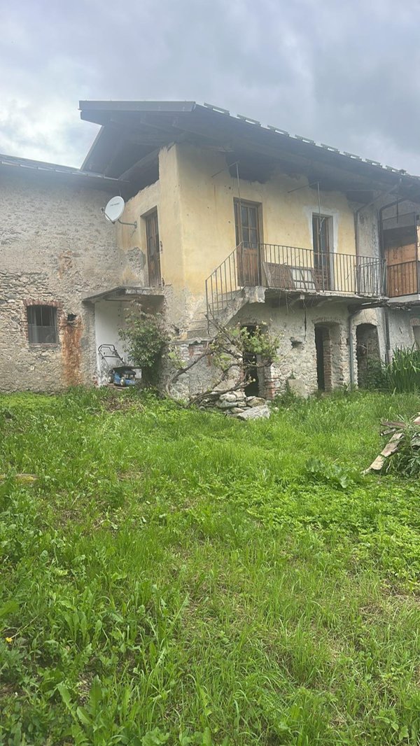 casa indipendente in vendita a Valloriate