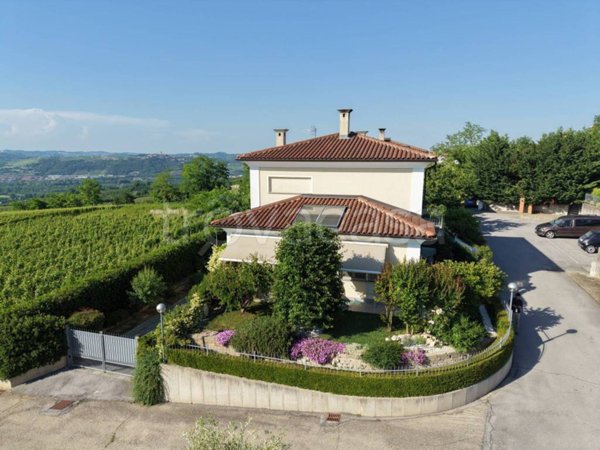casa indipendente in vendita a Verduno