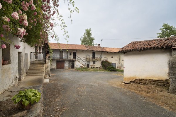 casale in vendita a Verzuolo in zona San Bernardo