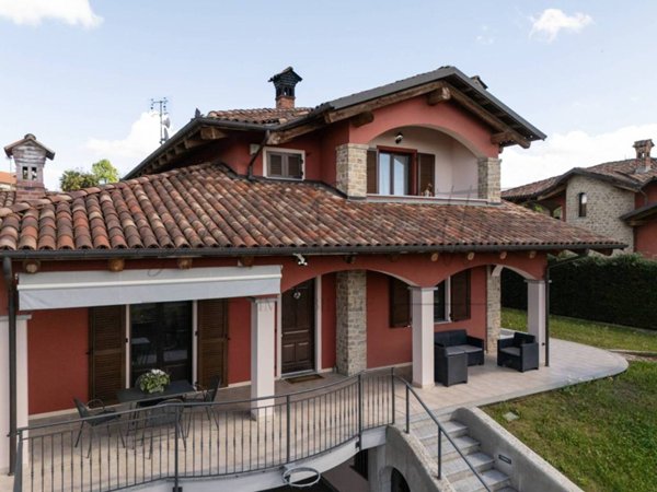 casa indipendente in vendita a Vezza d'Alba in zona Riassolo