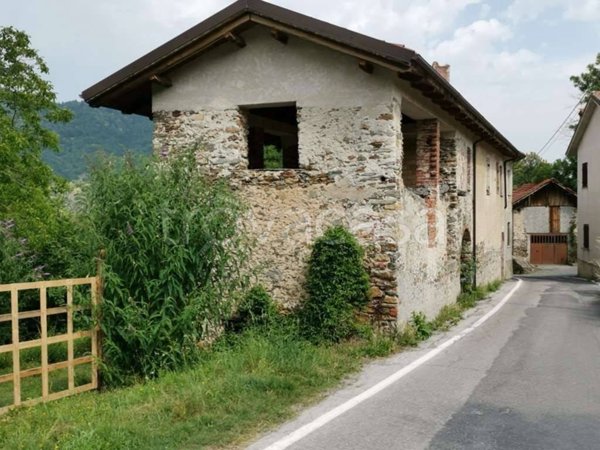 casa indipendente in vendita a Viola