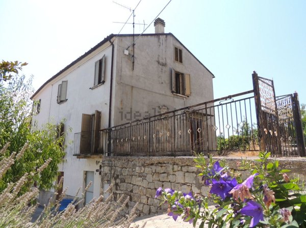 casa indipendente in vendita ad Abbateggio