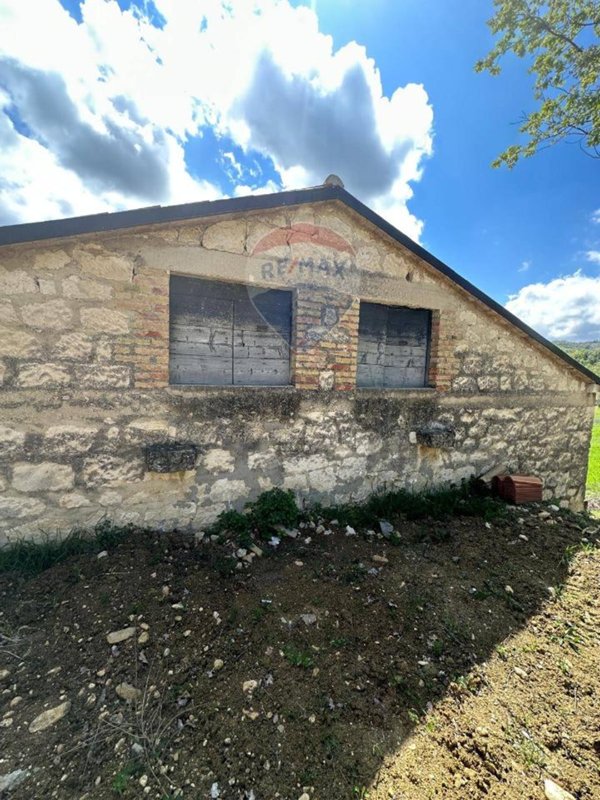 casa indipendente in vendita ad Abbateggio