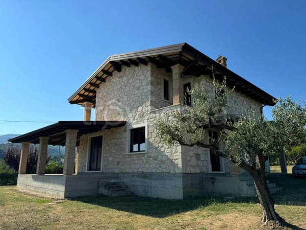 casa indipendente in vendita ad Abbateggio