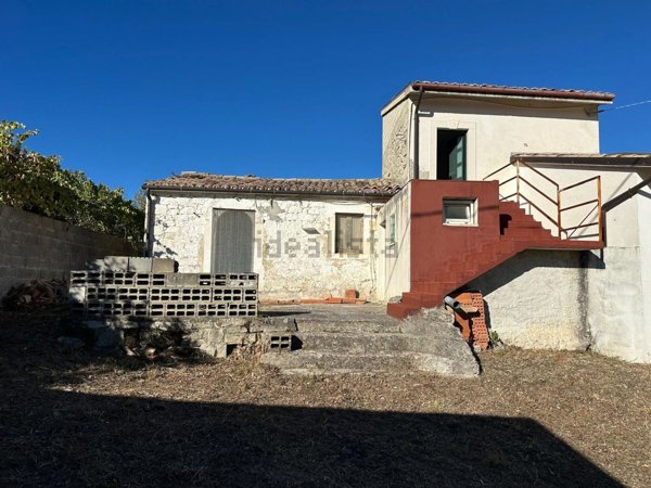 casa indipendente in vendita ad Abbateggio