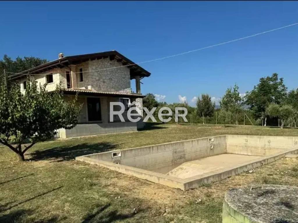 casa indipendente in vendita ad Abbateggio