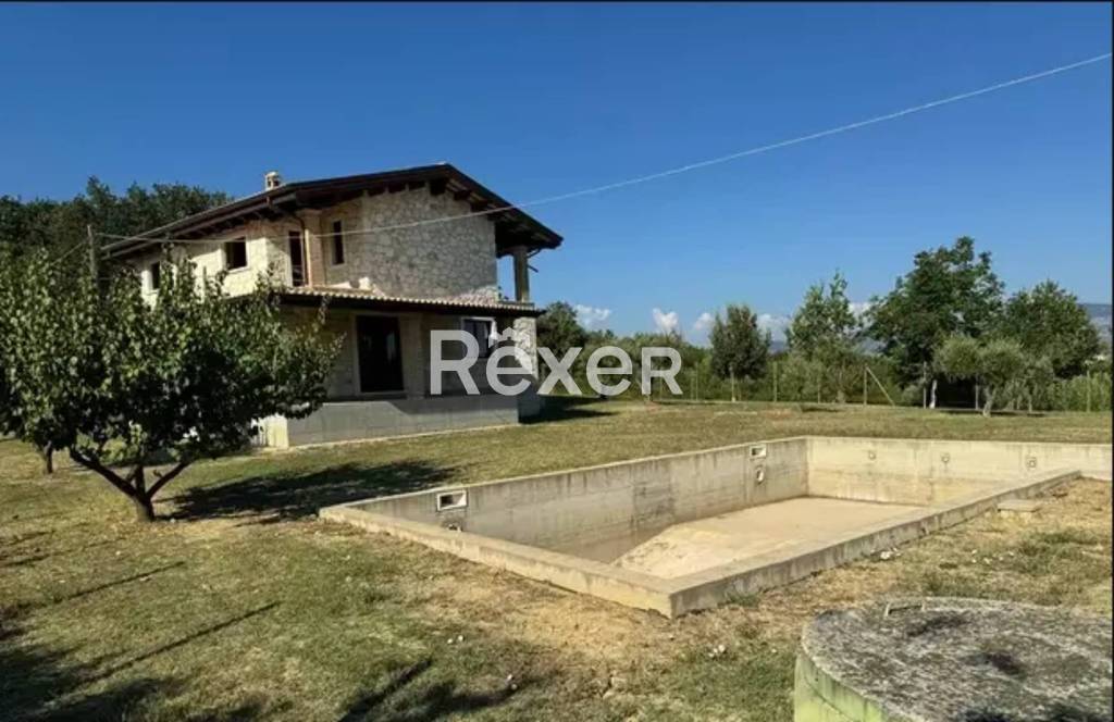 casa indipendente in vendita ad Abbateggio