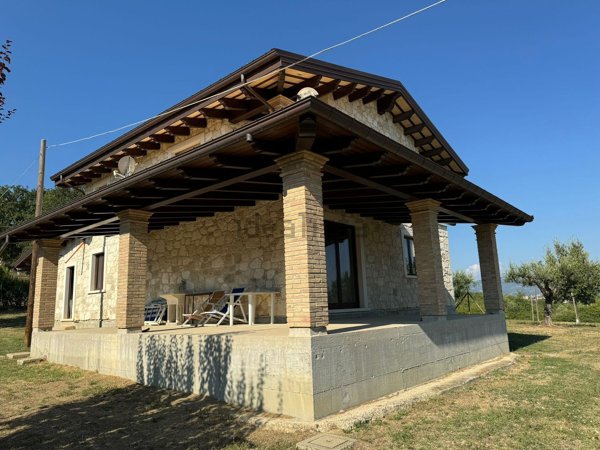 casa indipendente in vendita ad Abbateggio