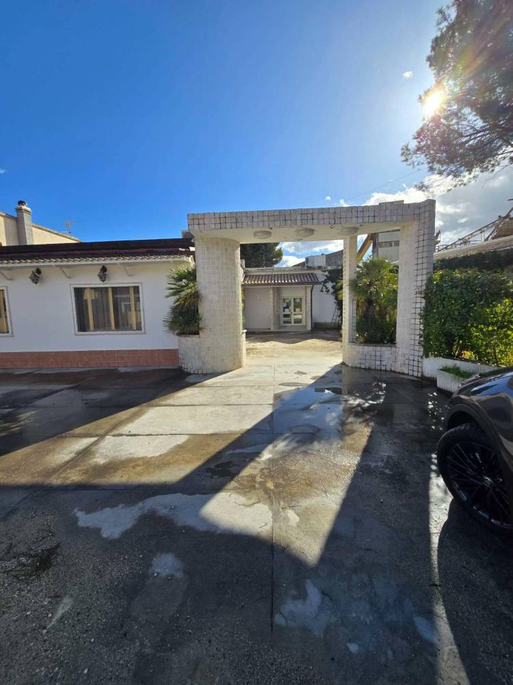 locale commerciale in vendita ad Abbateggio