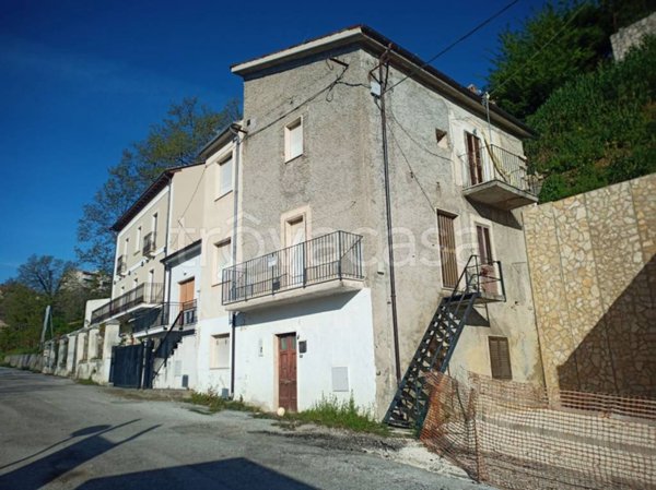 casa indipendente in vendita ad Abbateggio