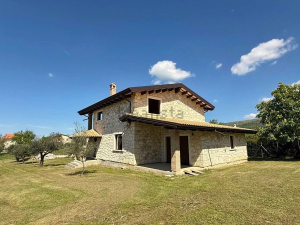 casa indipendente in vendita ad Abbateggio in zona San Martino