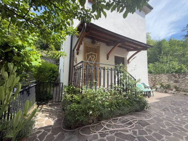 casa indipendente in vendita ad Abbateggio