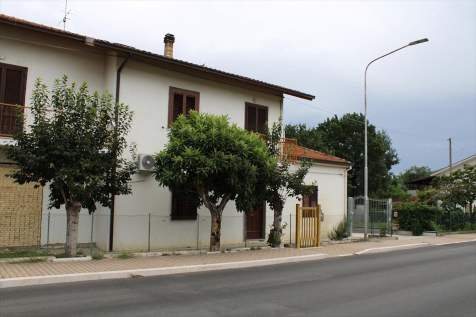 casa indipendente in vendita ad Alanno in zona Ticchione