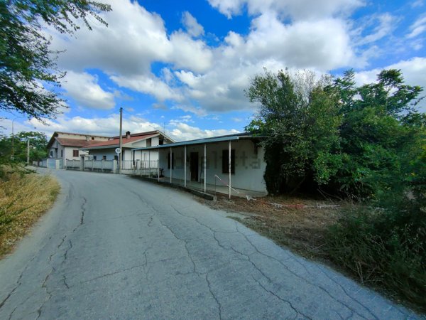 pentavano in vendita ad Alanno in zona Case