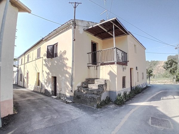 casa indipendente in vendita ad Alanno in zona Ticchione