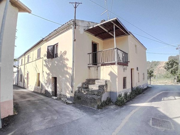 casa indipendente in vendita ad Alanno in zona Ticchione