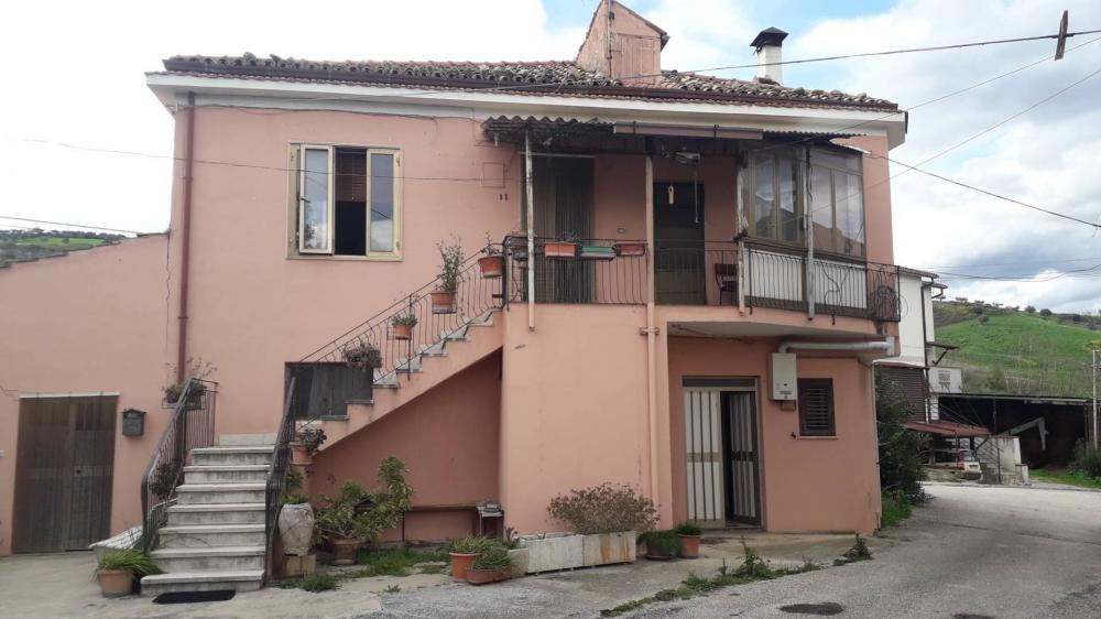 casa indipendente in vendita ad Alanno in zona Fraticelli
