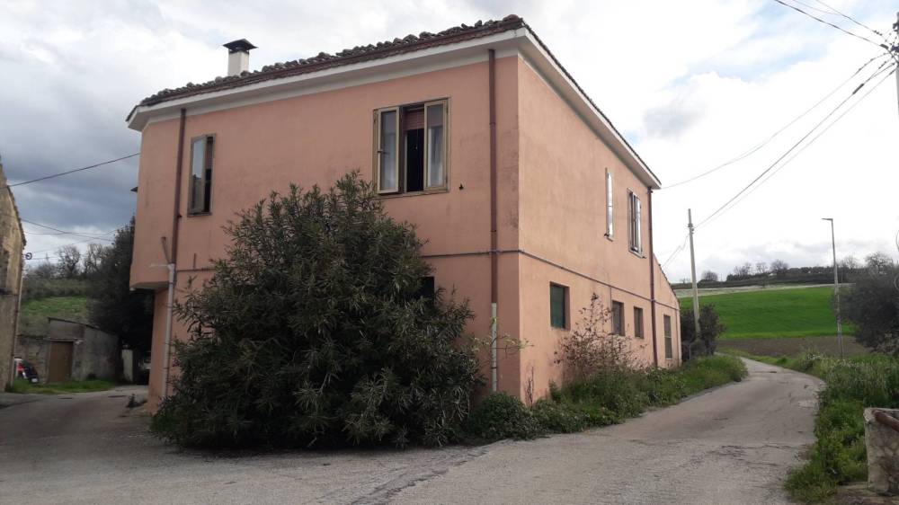 casa indipendente in vendita ad Alanno in zona Fraticelli